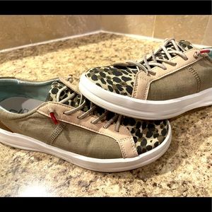 Women’s Hey Dude sneakers sz7